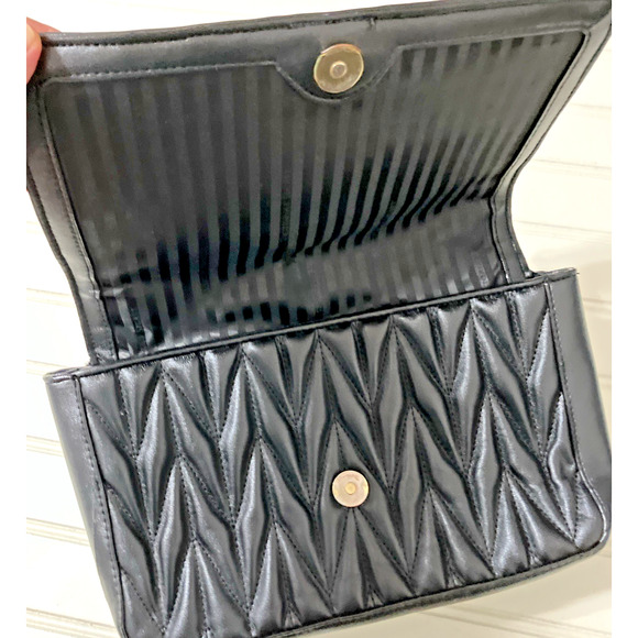 Victoria’s Secret Chevron Quilted Shoulder Bag  Black w Gold Toned Chain Logo - Picture 4 of 8